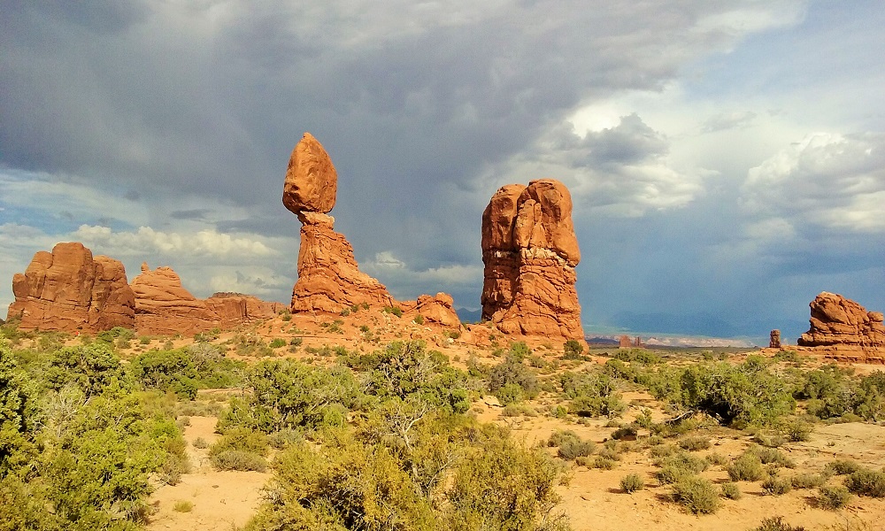 arches balanced rock.jpg