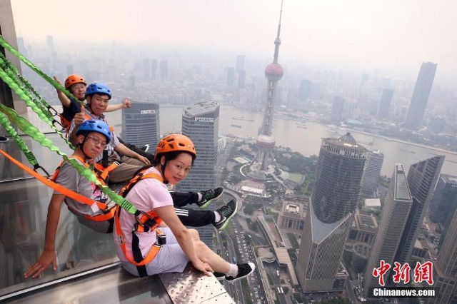 jin_mao_tower_skywalk2.jpg