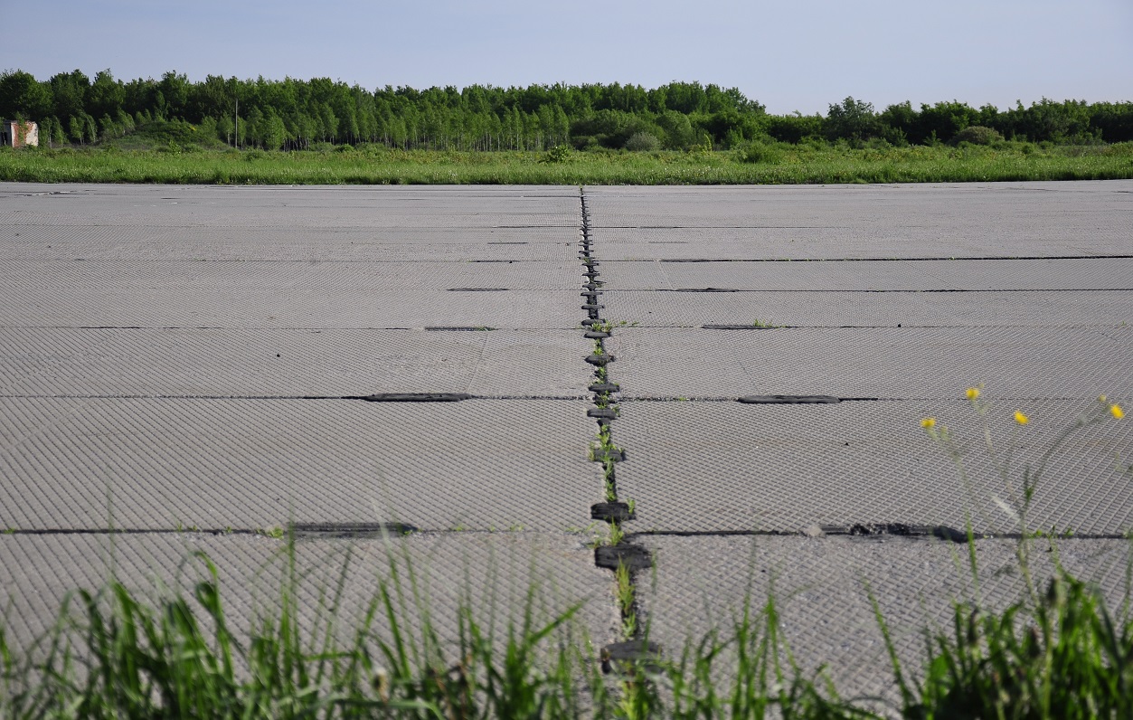 UKLI-IFO_airport_surface_covering.jpg
