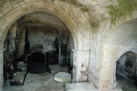 2 Matera jaskinie mieszkalne w pobliżu Convicinio S.Antonio_wnętrze.jpg