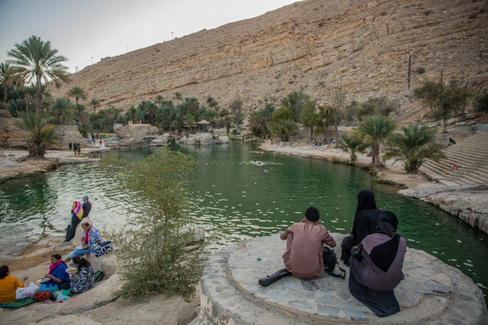 Oman_wadi_bani_khalid_lake.jpg