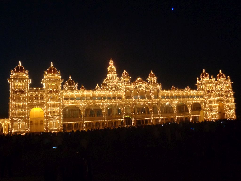 pałac w Mysore w nocy.JPG